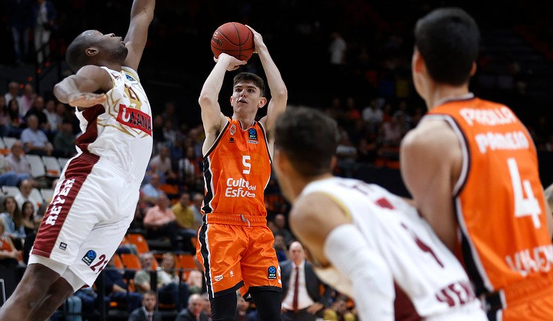 Sergio de Larrea lanzando  un triple contra Reyer Venezia