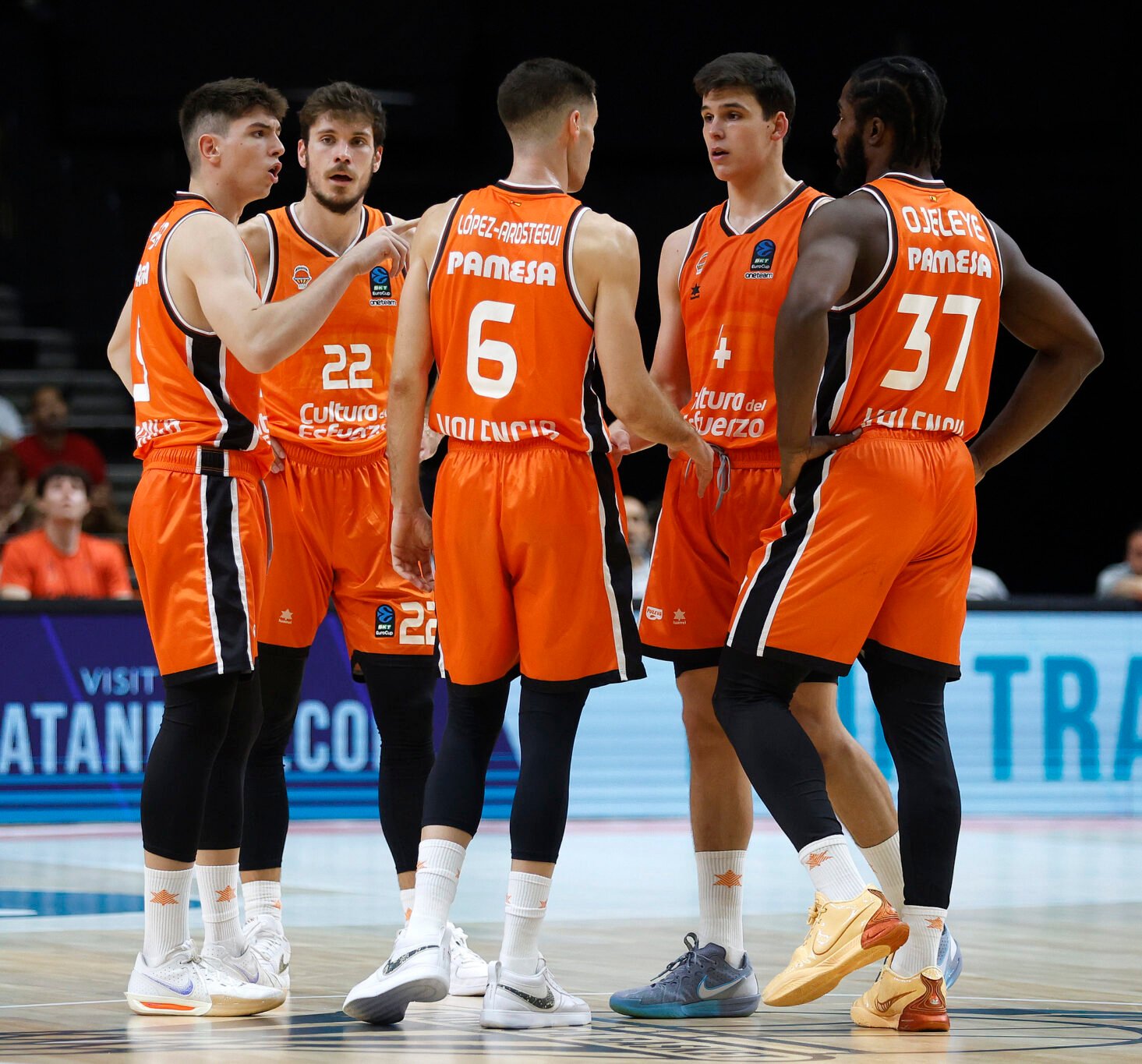 Jugadores del Valencia Basket hablando