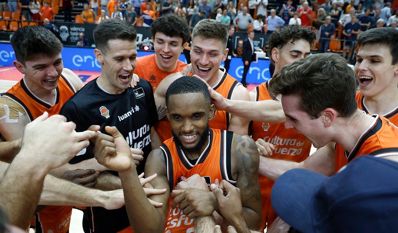 Los jugadores del Valencia Basket celebrando el triunfo frente al MoraBanc Andorra