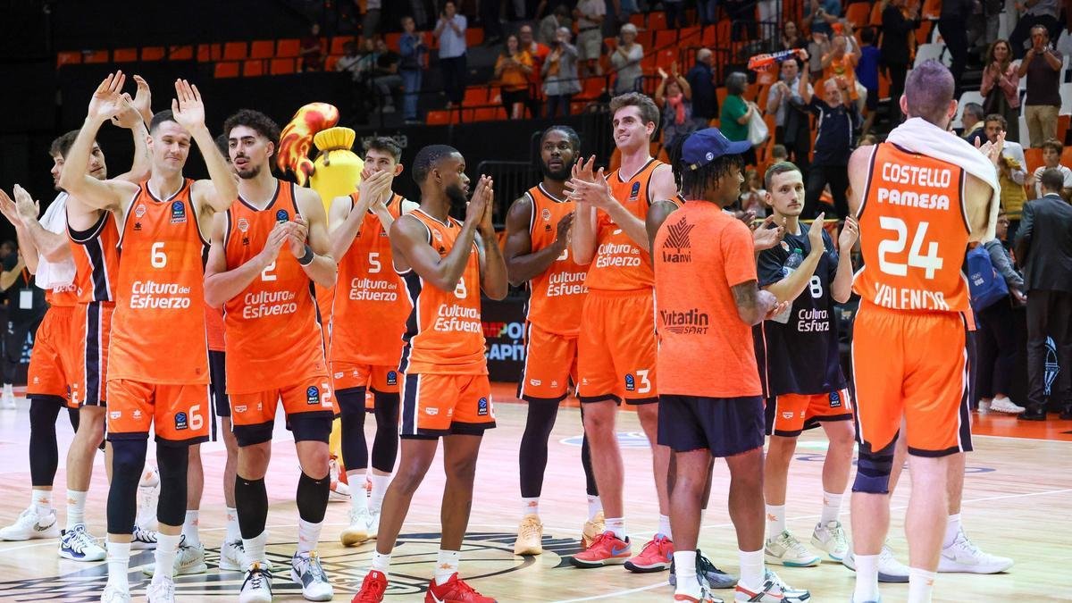 Los jugadores de Valencia Basket tras acabar el encuentro