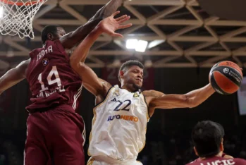 Serge Ibaka defendiendo a Walter Tavares en un partido de la semana pasada (Fotografía: Euroliga)