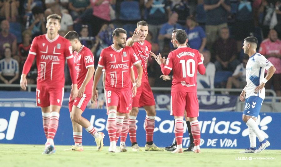 Jugadores del FC Cartagena protestando al árbitro