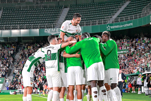 Jugadores del Elche cf celebrando un gol en el Martínez Valero