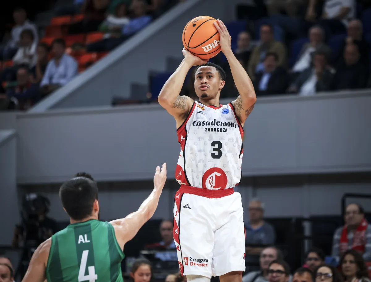 A.J Slaughter tirando de triple ante Al en la primera jornada de la FIBA