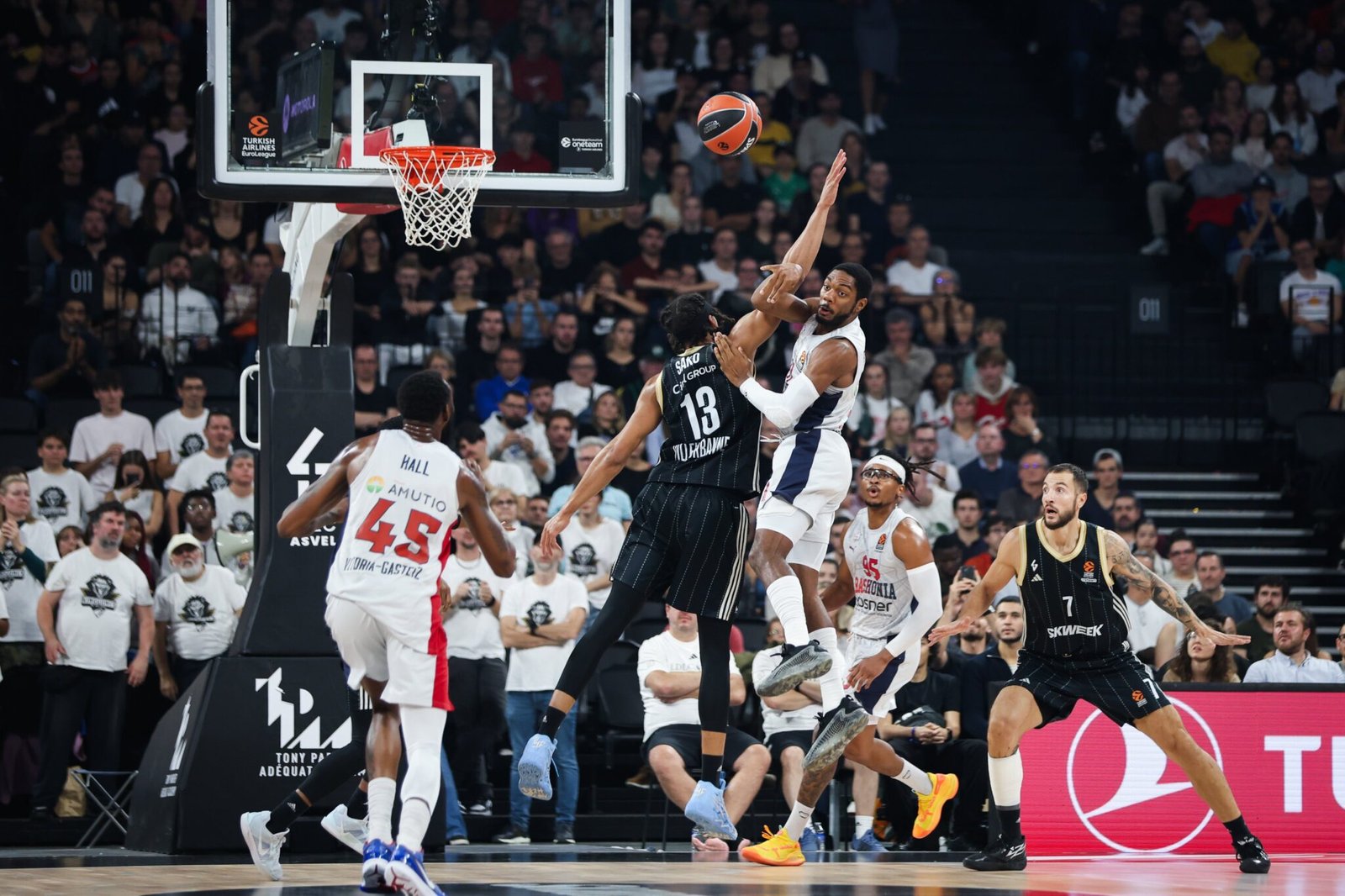 Balwin le da un pase a Danta Hall durante el partido de viernes contra Asvel. Fuente: Baskonia "X"