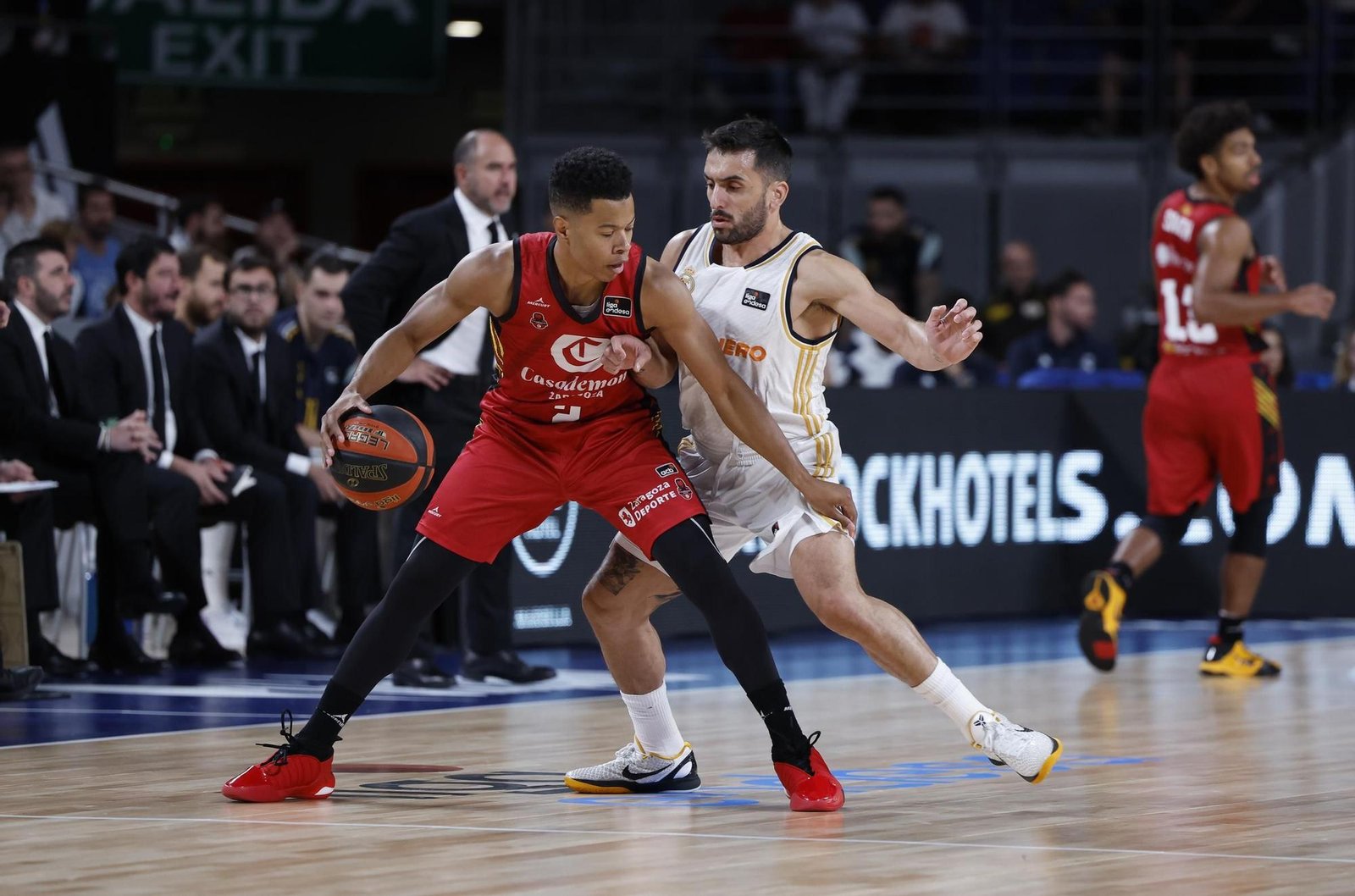 Bell Haynes aguanta la pelota ante Campazzo en el último Real Madrid Casademont Zaragoza. Fuente: ACB PHOTO