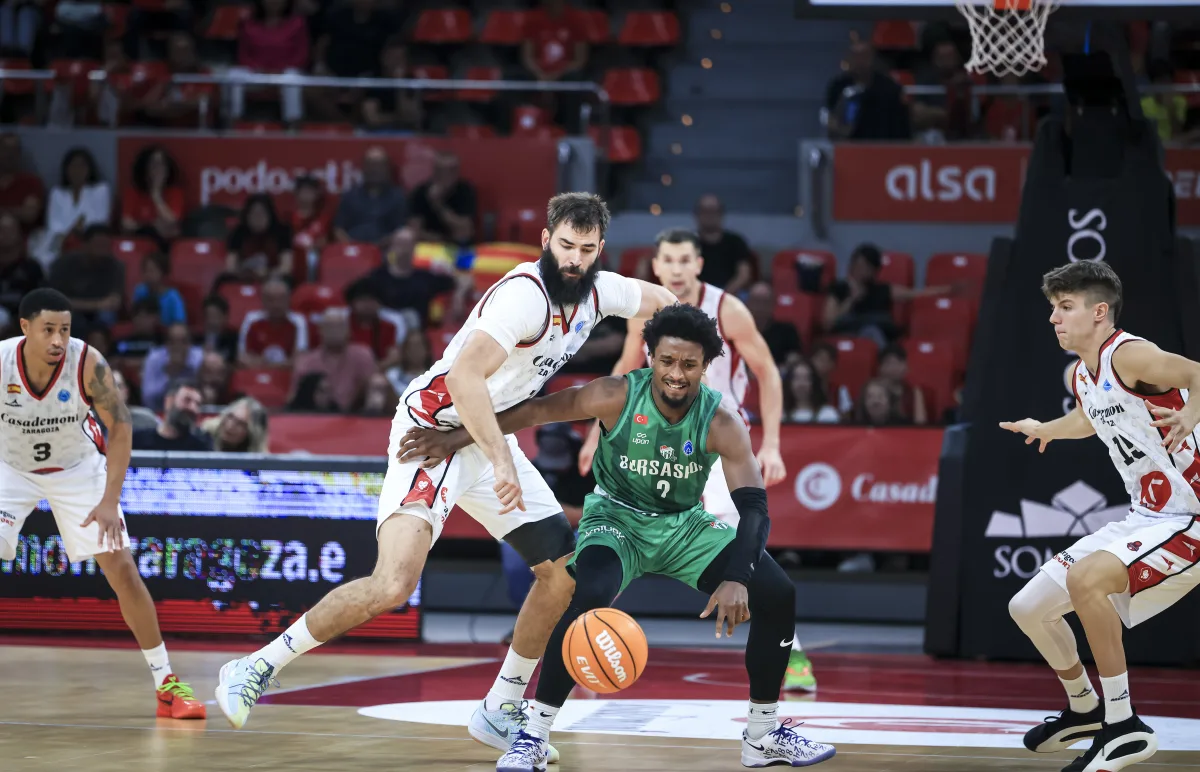 Bojan Dubljevic pelea un balón junto a un jugador del Bursaspor. Fuente: FIBA Europe Cup `web´