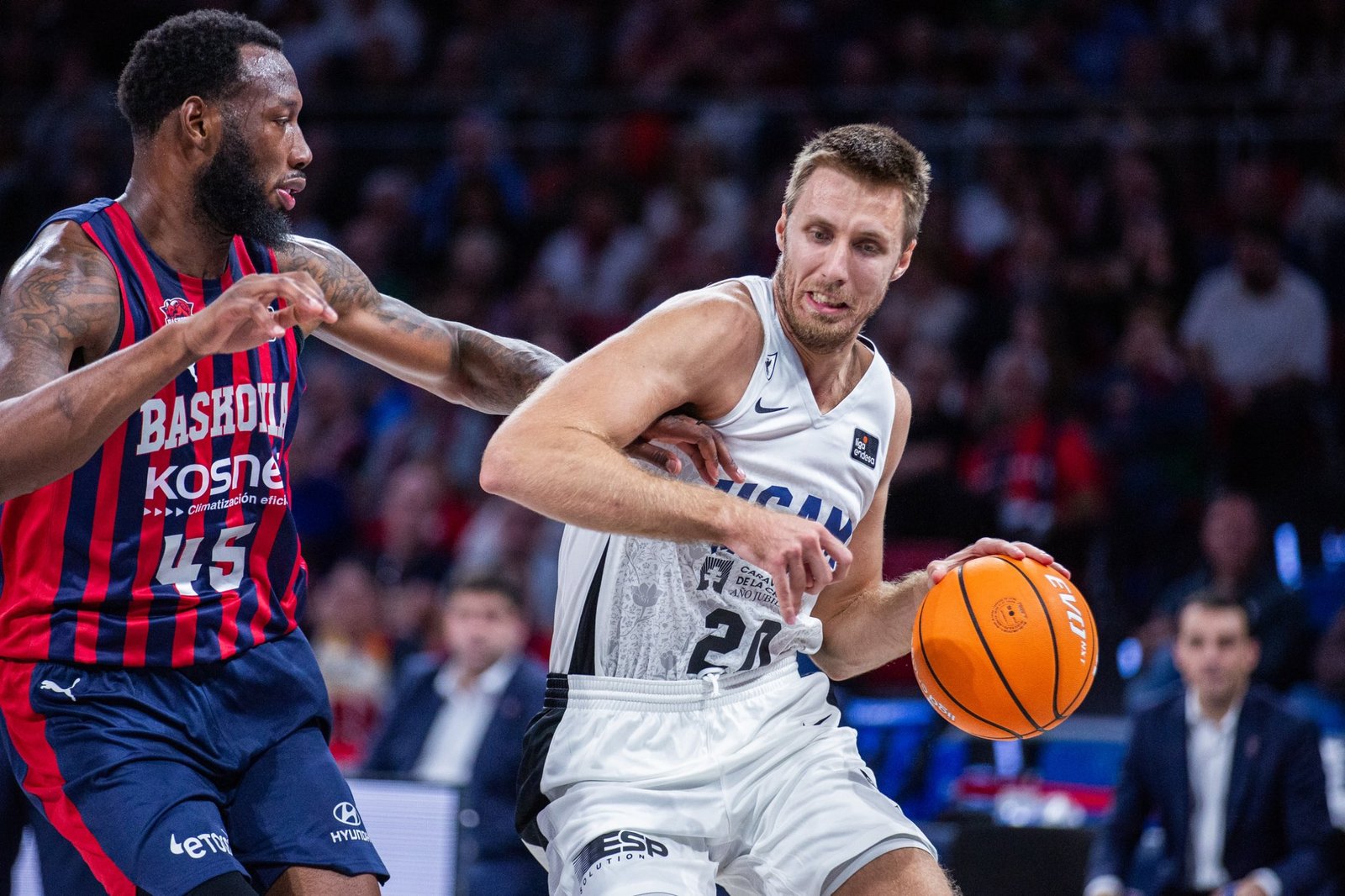 Vladimir Brodziansky intenta avanzar bajo la defensa de Danta Hall. (Foto: Vía Baskonia / Redes Sociales «X»)