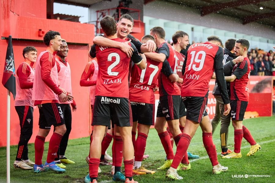 Los jugadores del CD Mirandés celebran el segundo gol de Penichelli. Fuente: CD Mirandés