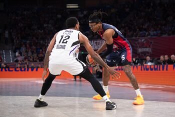 Chima Moneke sostiene la pelota ante Sterling Brown. Foto: vía Baskonia / Redes Sociales «X»)