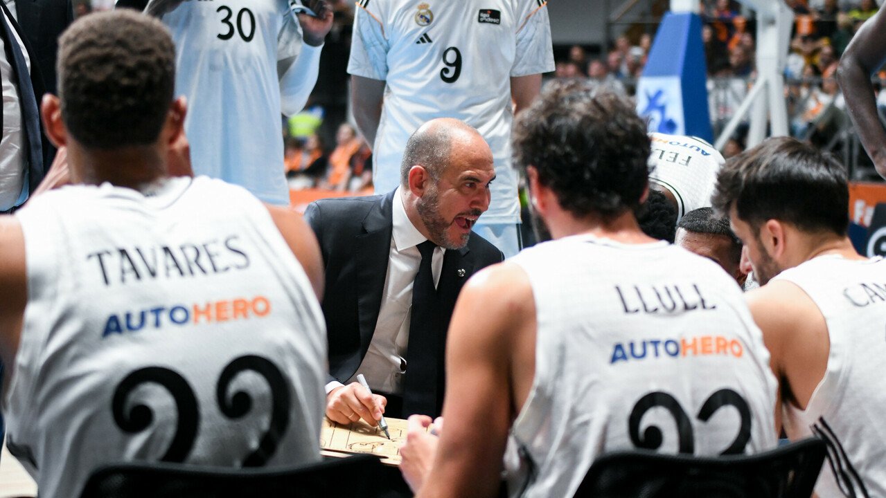 Chus Mateo dando indicaciones a los jugadores blanquillos 