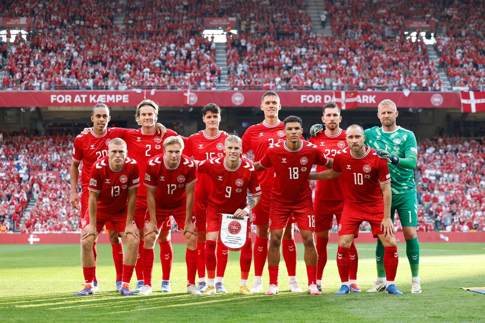 Los jugadores de Dinamarca posan antes de un partido de la UEFA Nations League. (Foto: Vía Fodboldlandsholdene / Redes Sociales «X»)