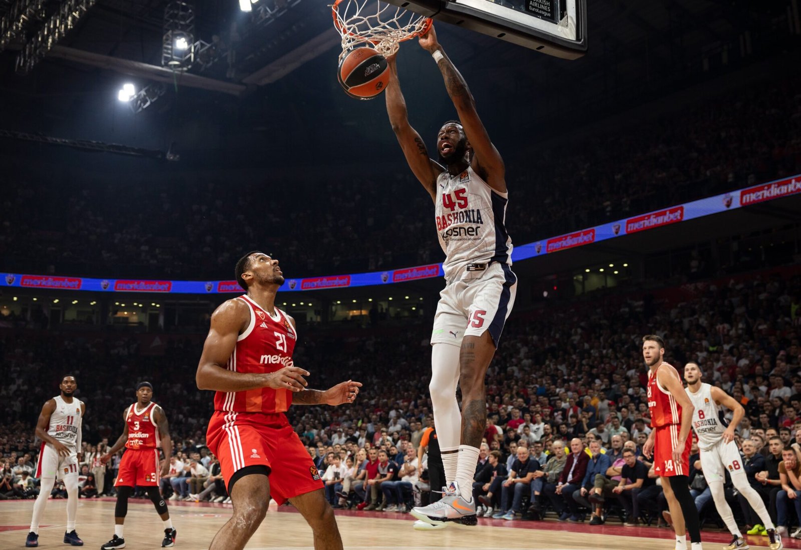 Donta Hall hace un mate bajo la mirada de Bolomboy. Foto: vía Baskonia/ Redes Sociales «X»