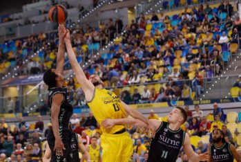 El pívot francés del Dreamland Gran Canaria Pierre Pelos (c) en acción ante los jugadores del Surne Bilbao Thijs De Ridder (d) y Alex Renfroe (i) este sábado, durante el partido de la jornada 14 de la Liga Endesa. EFE/ Elvira Urquijo A.