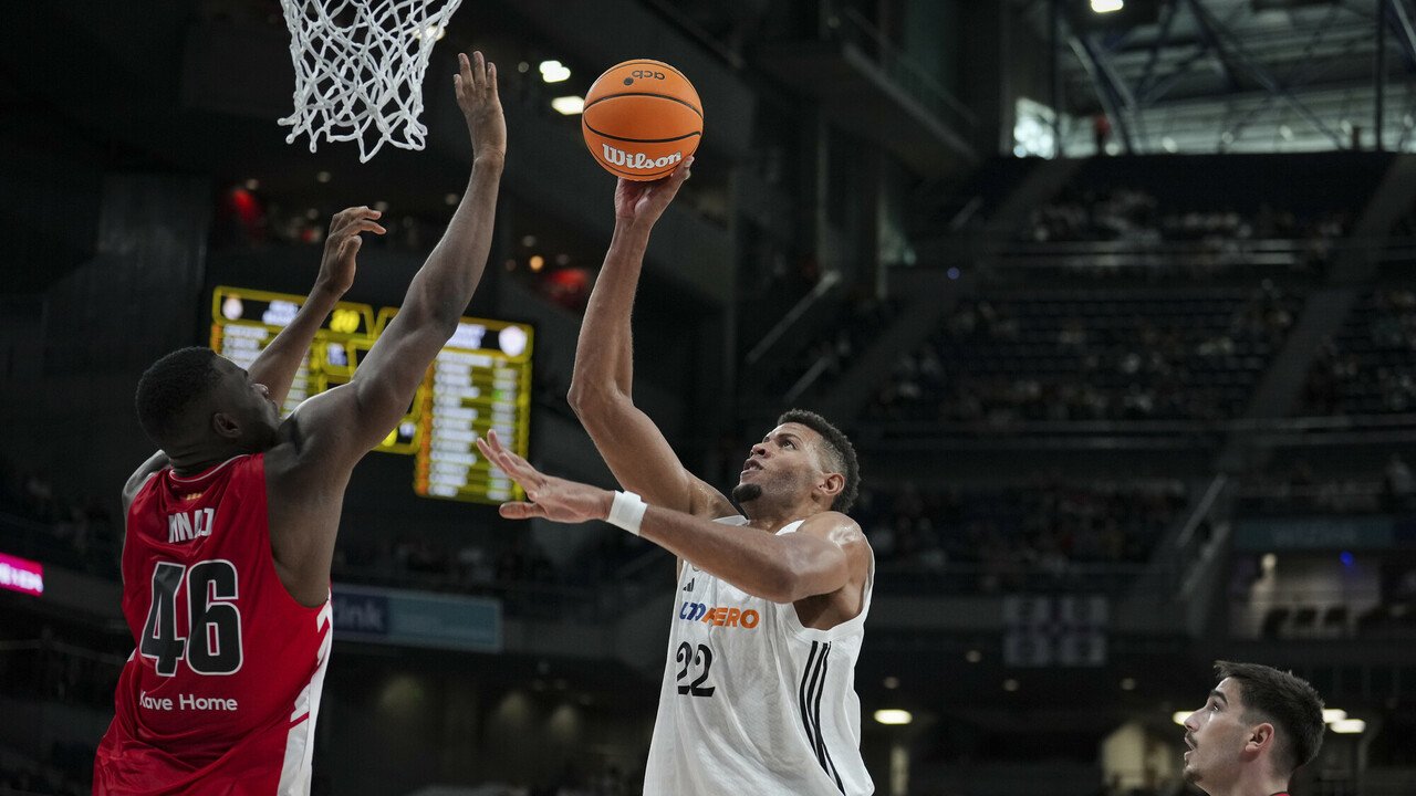 Edy Tavares tira ante la defensa de James Nnaji. Foto: Sara Gordon