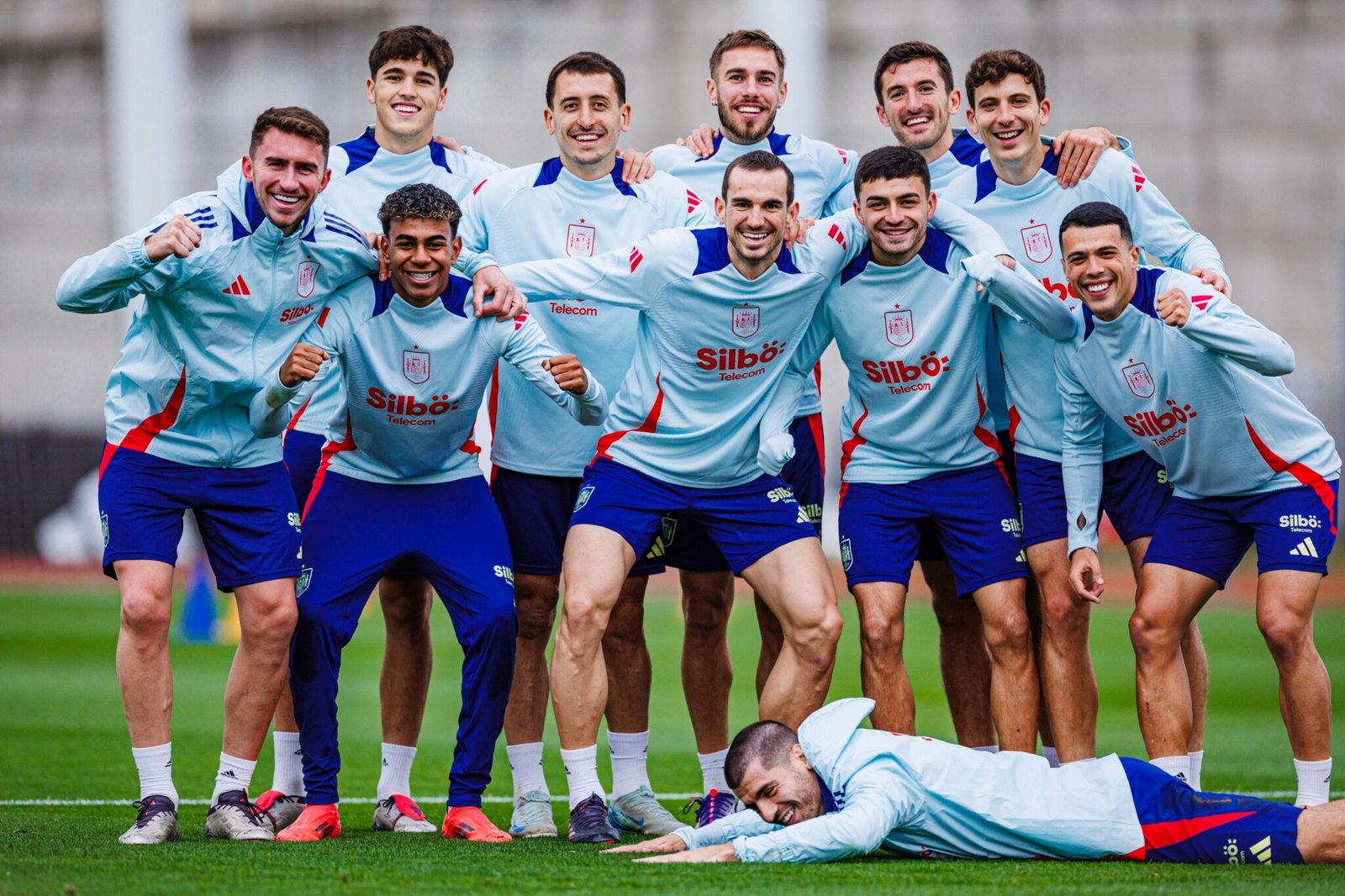 Varios jugadores de la selección española posan para una foto durante un entrenamiento. (Foto: Vía Sefutbol / Redes Sociales «X») 