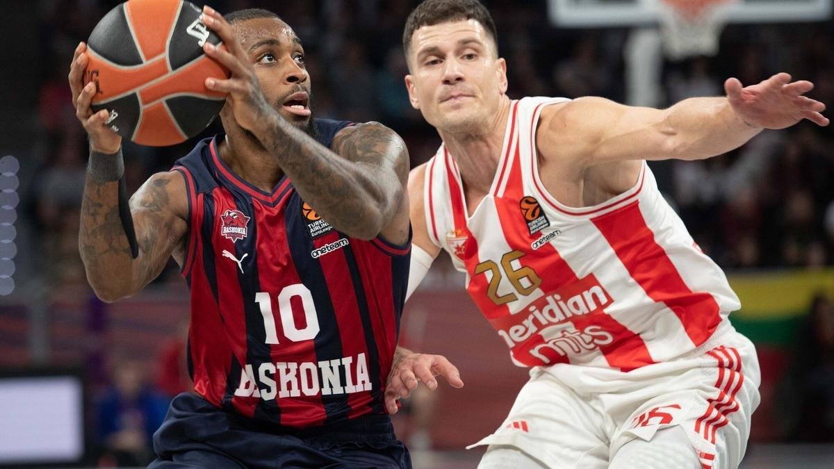 Codi Miller Mc-Intyre, durante el partido de Euroliga ante el Estrella Roja. Foto: Josu Chavarri Erralde