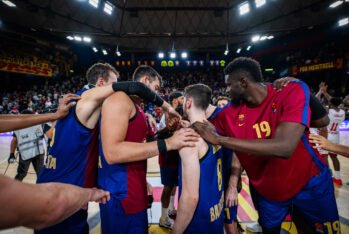 Los jugadores del FC Barcelona hacen piña tras la victoria ante el Mónaco. Fuente: FCB Basket "X"