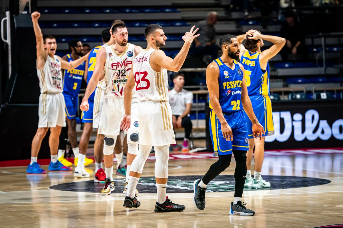 Los jugadores del FMP SoccerBet celebran una canasta mientras que los del Peristeri se lamentan. Fuente: Basketball Champions League 