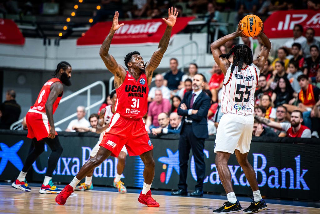 Freeman Liberty intenta dar un pase ante Dylan Ennis. Fuente: Basketball Champions League Web