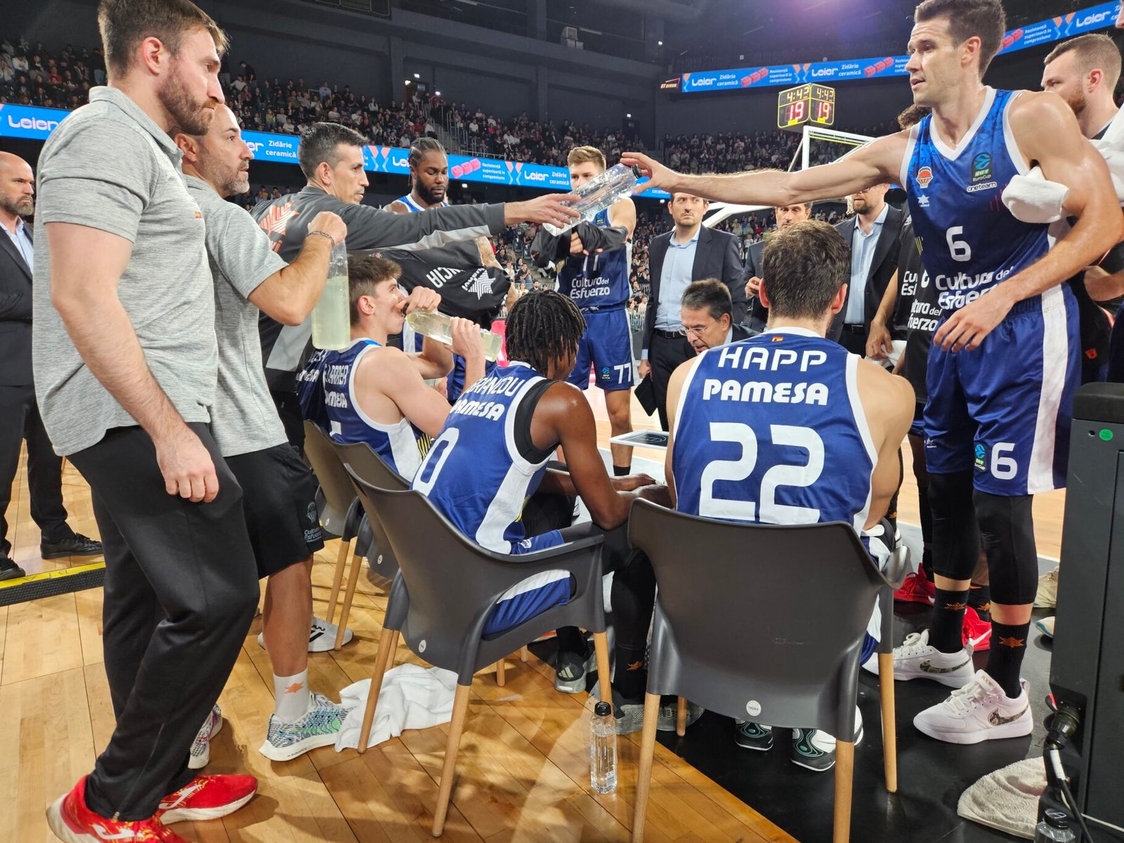 La plantilla del Valencia Basket en un tiempo muerto