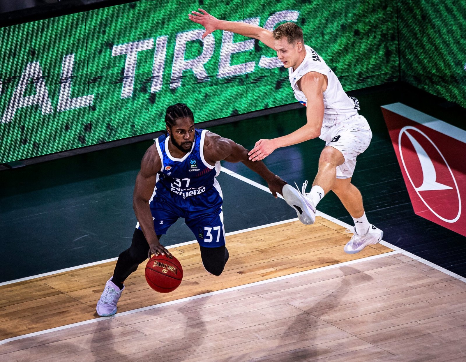 Semi Ojeleye contra el Cluj Napoca