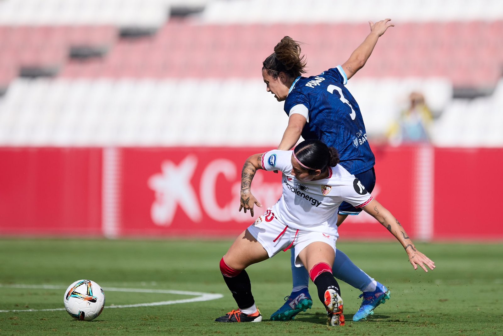 Millaray Cortés y Berta Pujadas pugnan por le balón en el encuentro entre el Sevilla y el Levante Badalona. Foto: FC Levante Badalona vía X.