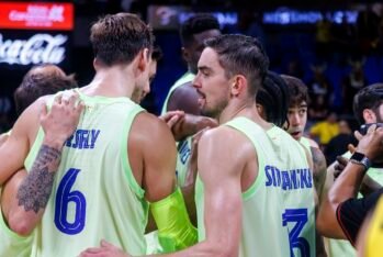 Jugadores del Barça tras lograr la victoria. (Fotografía: FCB Basket/X)