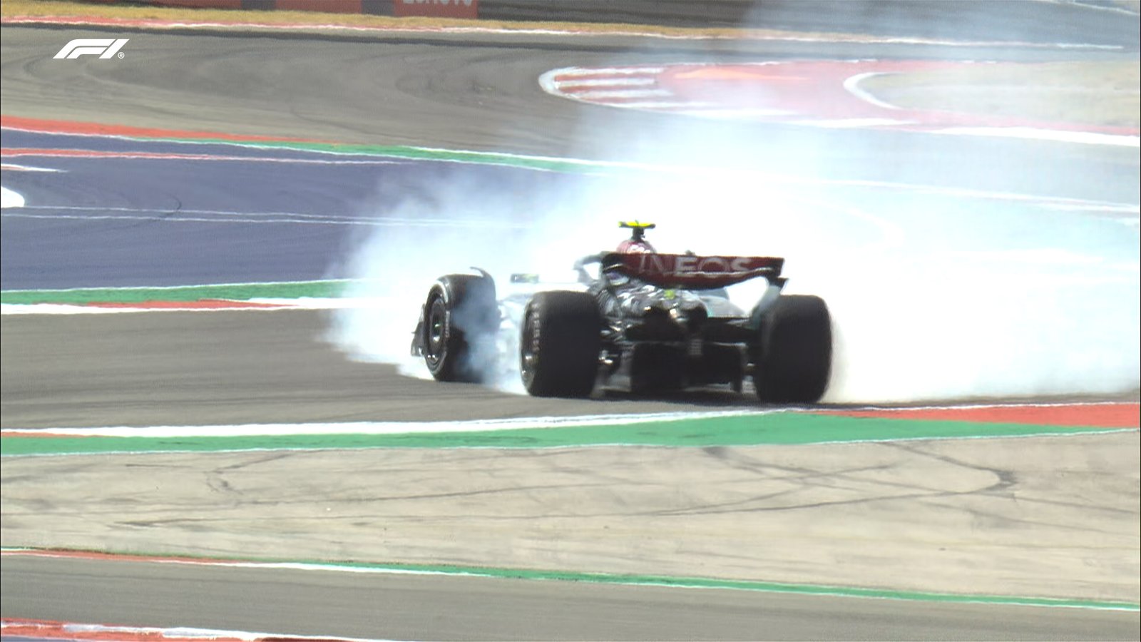 Lewis Hamilton trompeando en las enlazadas del primer sector tras perder el control del coche a gran velocidad | Foto: Fórmula 1 / vía 'X'