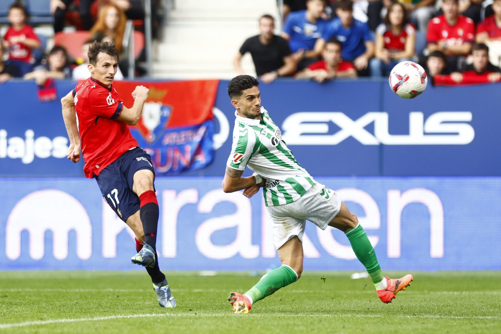 Budimir disparando frente a Bartra. FOTO: CA Osasuna, 'X'