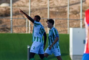 Destiny Ilahude celebra el gol del empate en el encuentro entre el Betis Deportivo y el Algeciras. Foto: Irene Chaves.