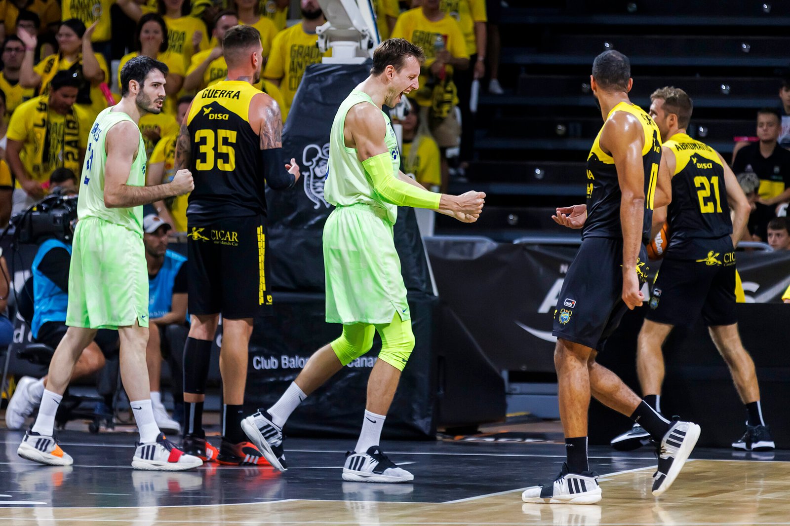 Jan Vesely celebra eufórico la victoria ante LaLaguna Tenerife. Fuente: FCB Basket "X"