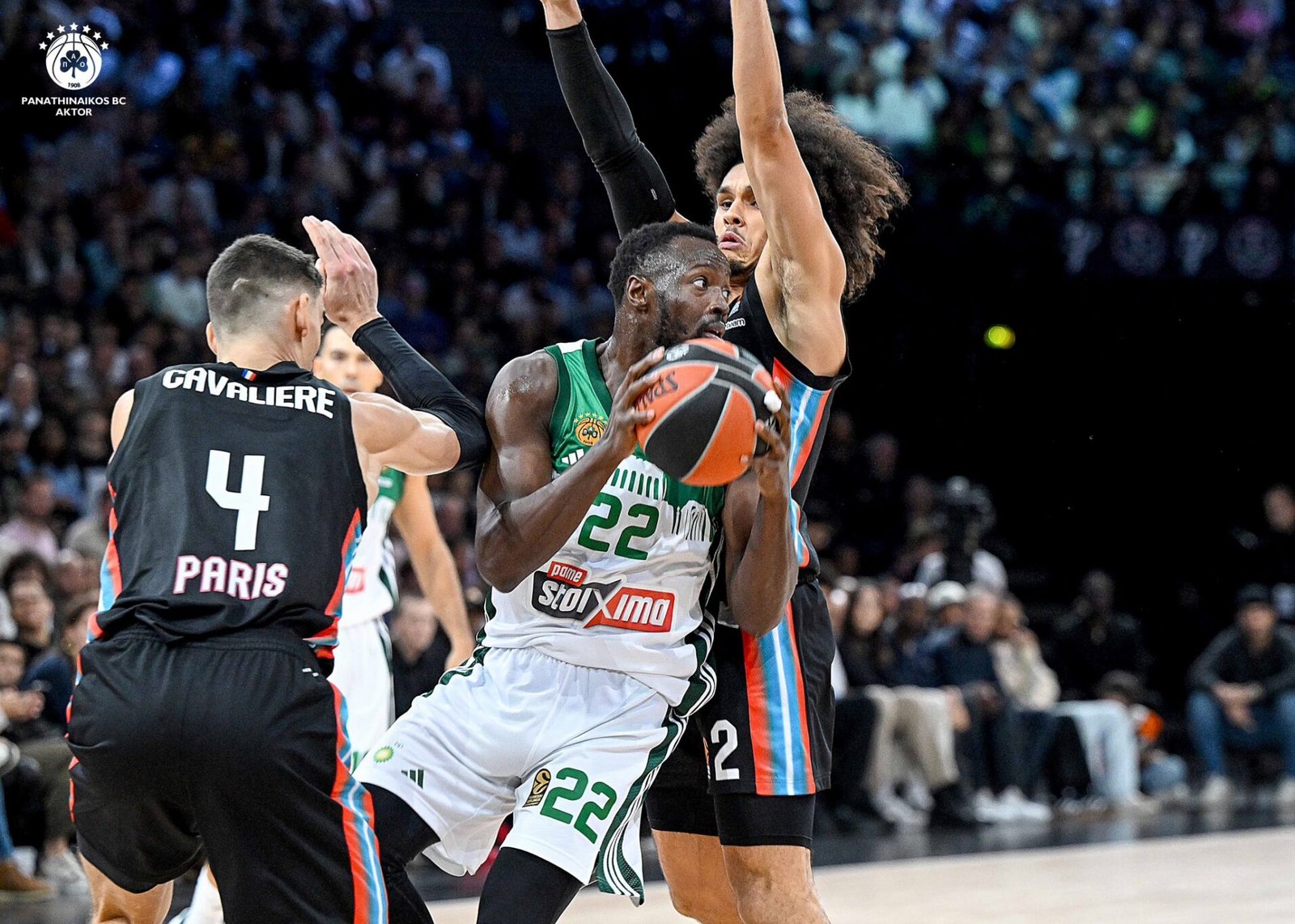 Jerian Grant, rodeado de 2 jugadores del París Basketball en el partido del martes de esta semana. Fuente: Panathinaikos "X"