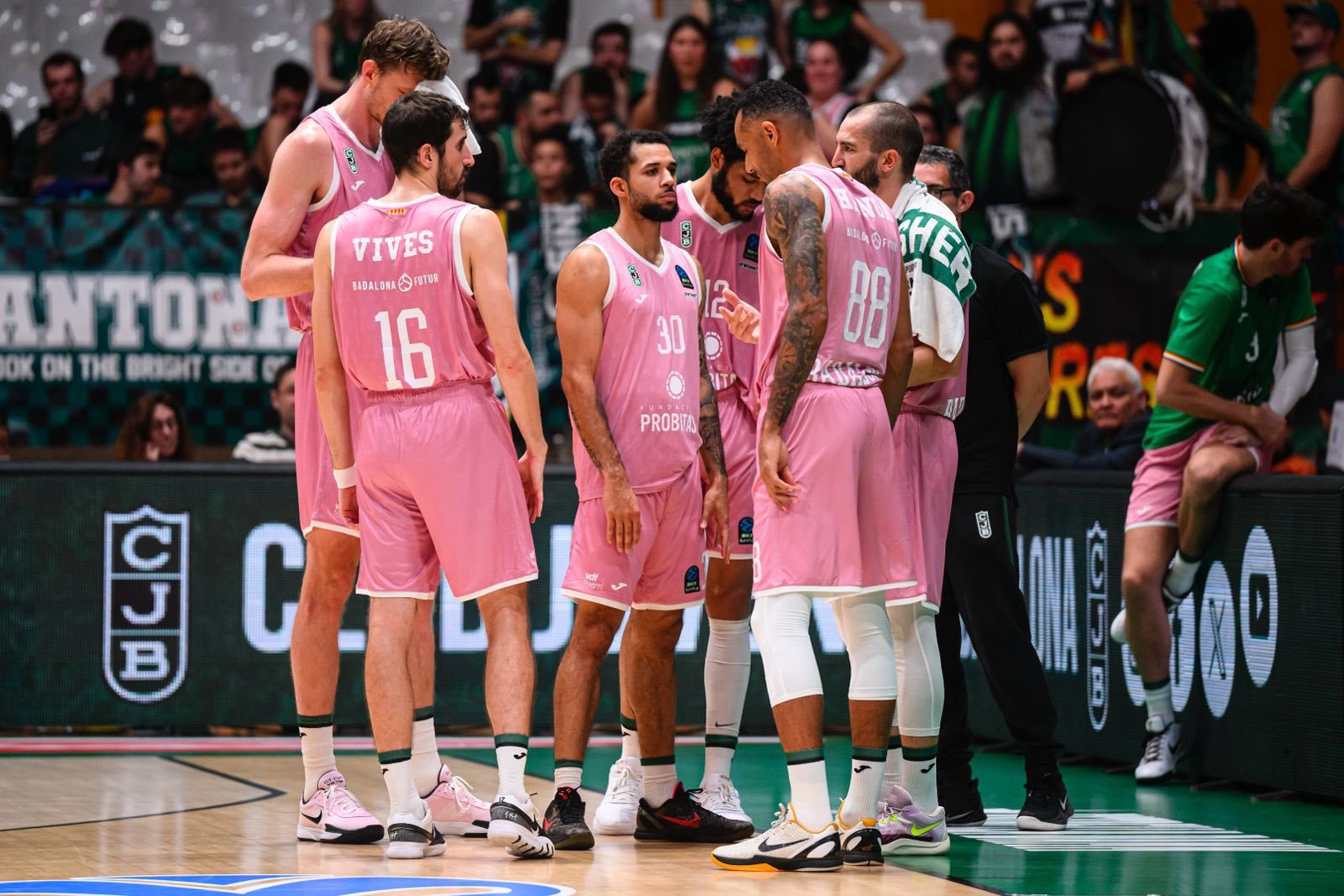 Los jugadores del Joventut Badalona charlan en una pausa del partido de Eurocup. Fuente: Joventut Badalona "X"