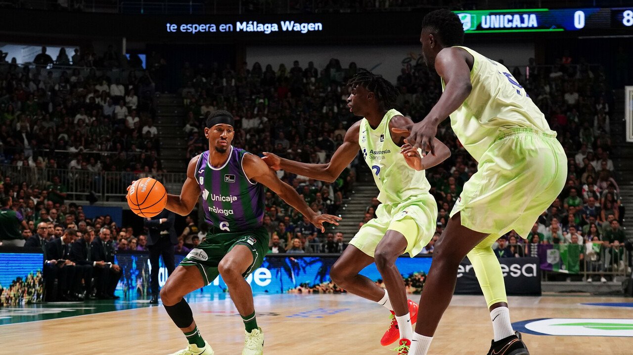 Kameron Taylor lleva la pelota ante las defensas de Sarr y Fall. Foto: Mariano Pozo