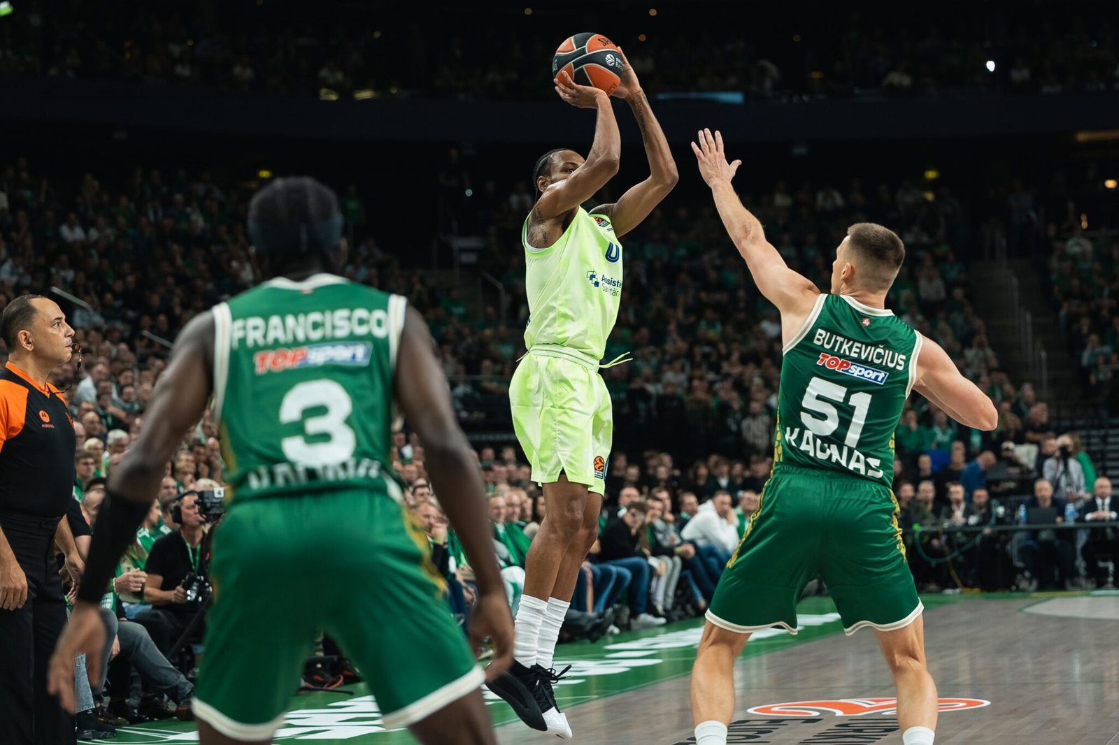 Kevin Punter tira un triple con la mano encima de Arnas Butkevicius. Foto: vía FC Barcelona Baloncesto / Redes Sociales «X»)