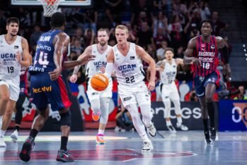 Ludde Hakanson sube la pelota durante el Baskonia - UCAM Murcia. (Foto: Vía UCAM Murcia / Redes Sociales «X»)