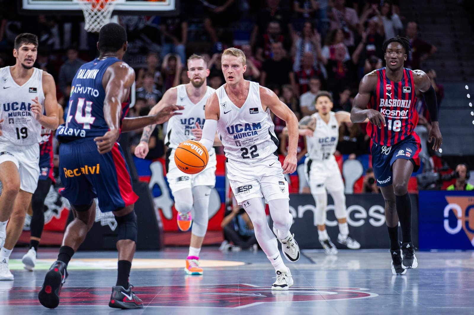 Ludde Hakanson sube la pelota durante el Baskonia - UCAM Murcia. (Foto: Vía UCAM Murcia / Redes Sociales «X»)