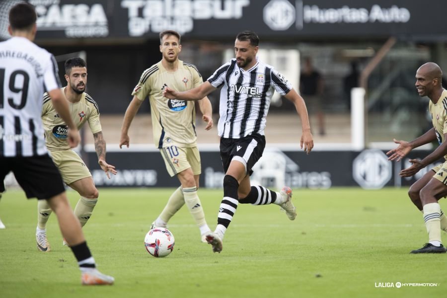 Luis Muñoz da un pase rodeado de jugadores del Racing de Ferrol. Fuente: LaLiga