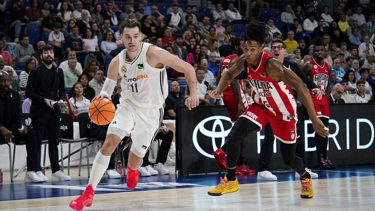 Mario Hezonja se va de la marca de Pons. Fuente: ACB