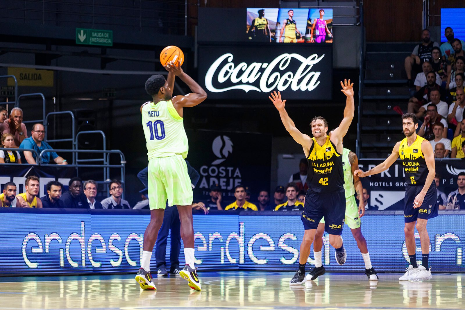 Metu tira ante un triple ante la defensa de Doornekamp. (Foto: Vía FCB Basket / Redes Sociales «X»)