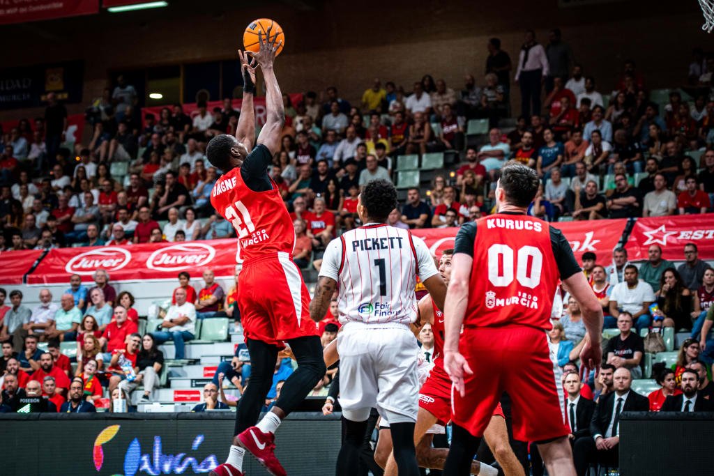 Moussa Diagne pilla un rebote durante el partido contra Manisa Basket. Fuente: Basketball Champions League Web