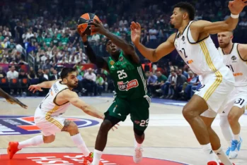 Kendrick Nunn entra a canasta bajo las defensas de Campazzo y Tavares. Fuente: REUTERS