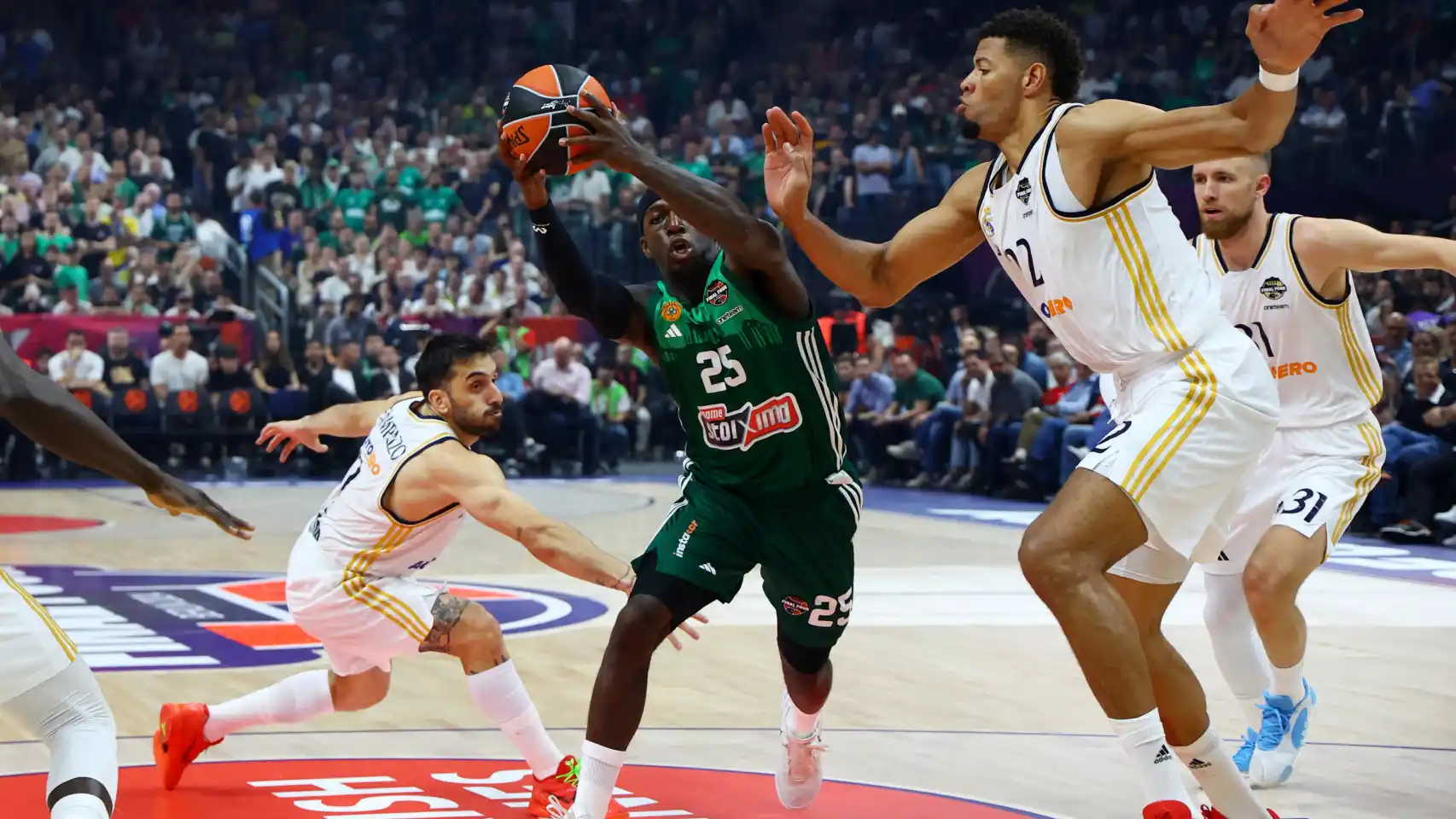 Kendrick Nunn entra a canasta bajo las defensas de Campazzo y Tavares. Fuente: REUTERS