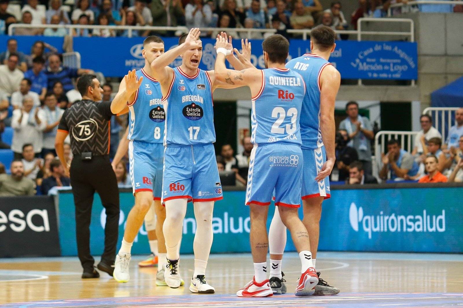 Aleksandar Aranitović celebra una canasta junto a Erik Quintela durante el partido ante Valencia Basket. Fuente: Rïo Breogán "X"
