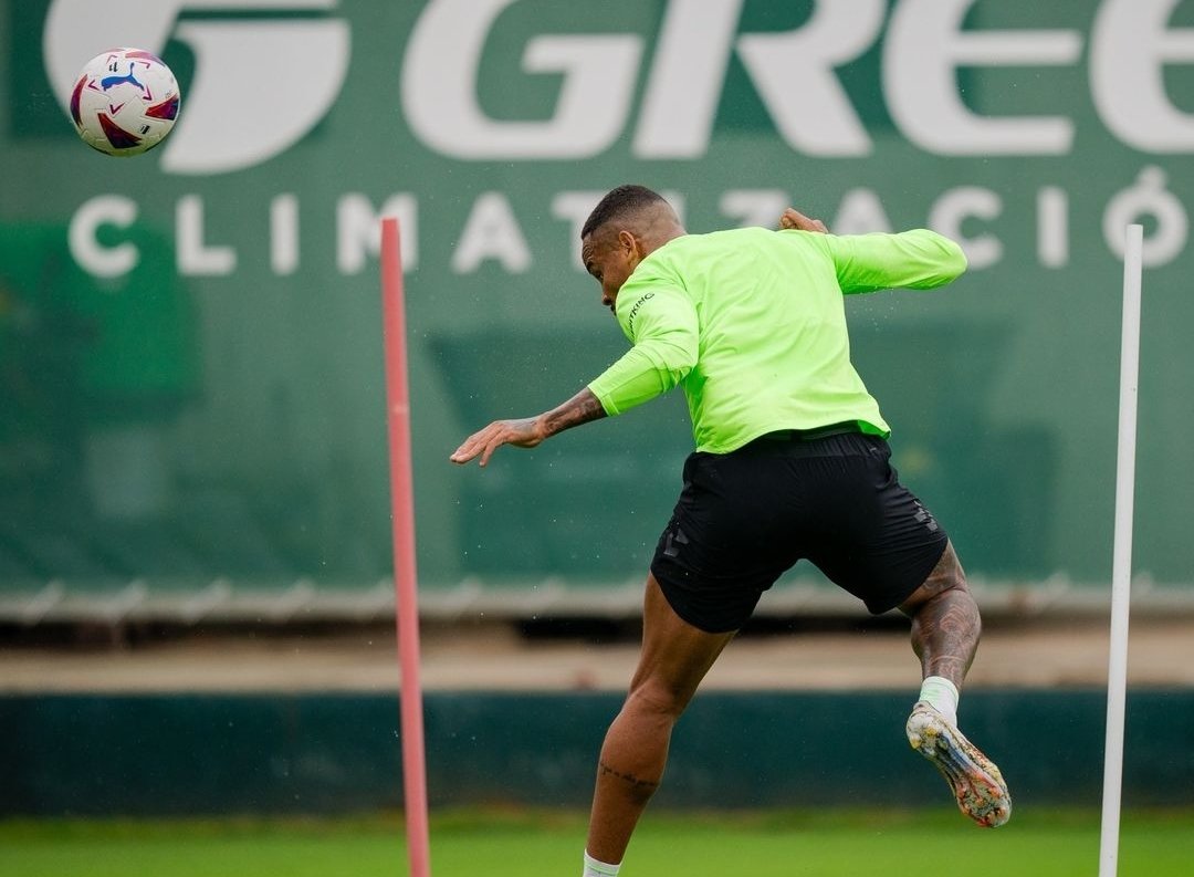 Natan compeltando su recuperación en la Ciudad Deportiva Luis del Sol. (Imagen: RBB/X)