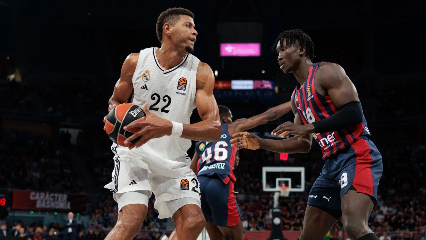 Edy Tavares tiene la pelota ante Khlalifa Diop (Baskonia). Fuente: Real Madrid