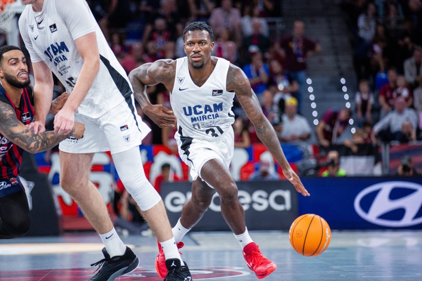 Dylan Ennis con el balón solo ante el Baskonia 