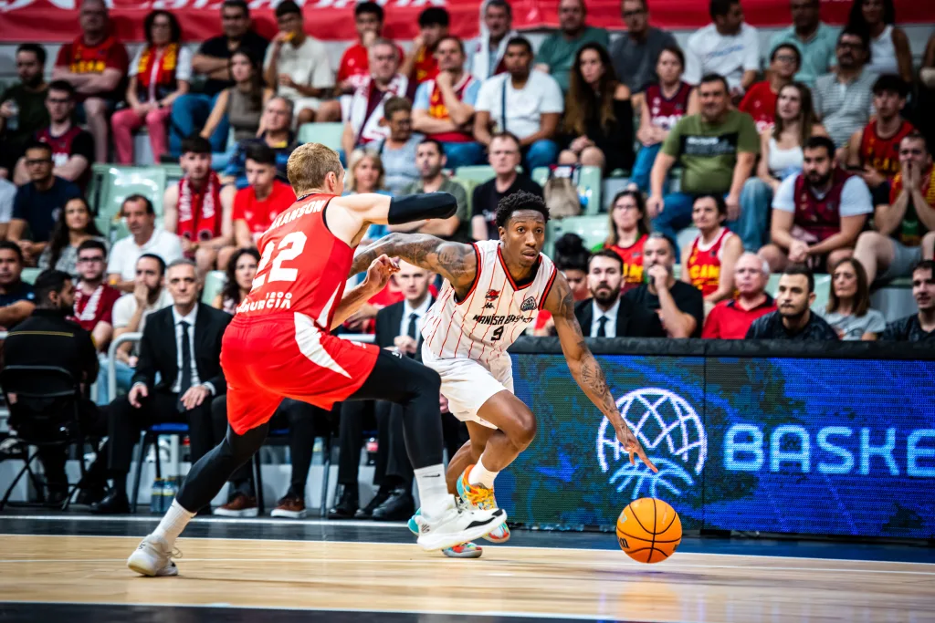 Saben Lee avanza hacia la canasta bajo la defensa de Ludde Hakansn. Fuente: Basketbaln Champions League Web