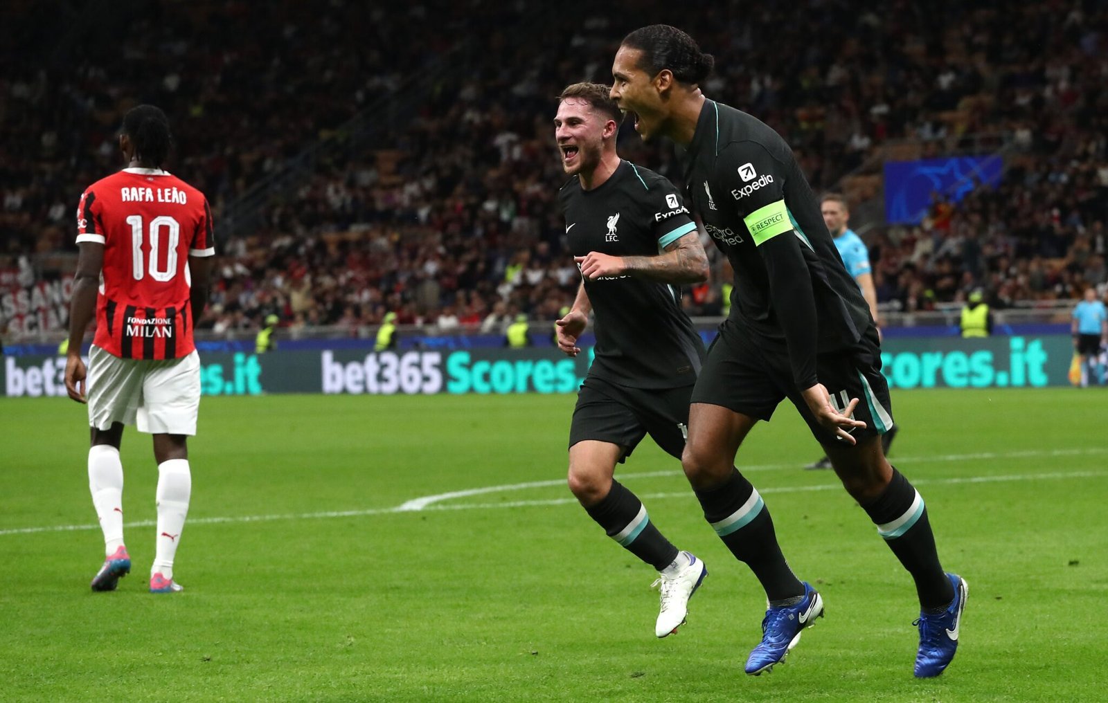 Virgil van Dijk celebra el gol que anotó en San Siro